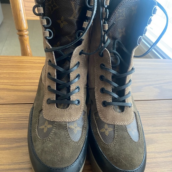 Louis Vuitton boots size 9, I wore them twice so they are like brand new. - Picture 3 of 3